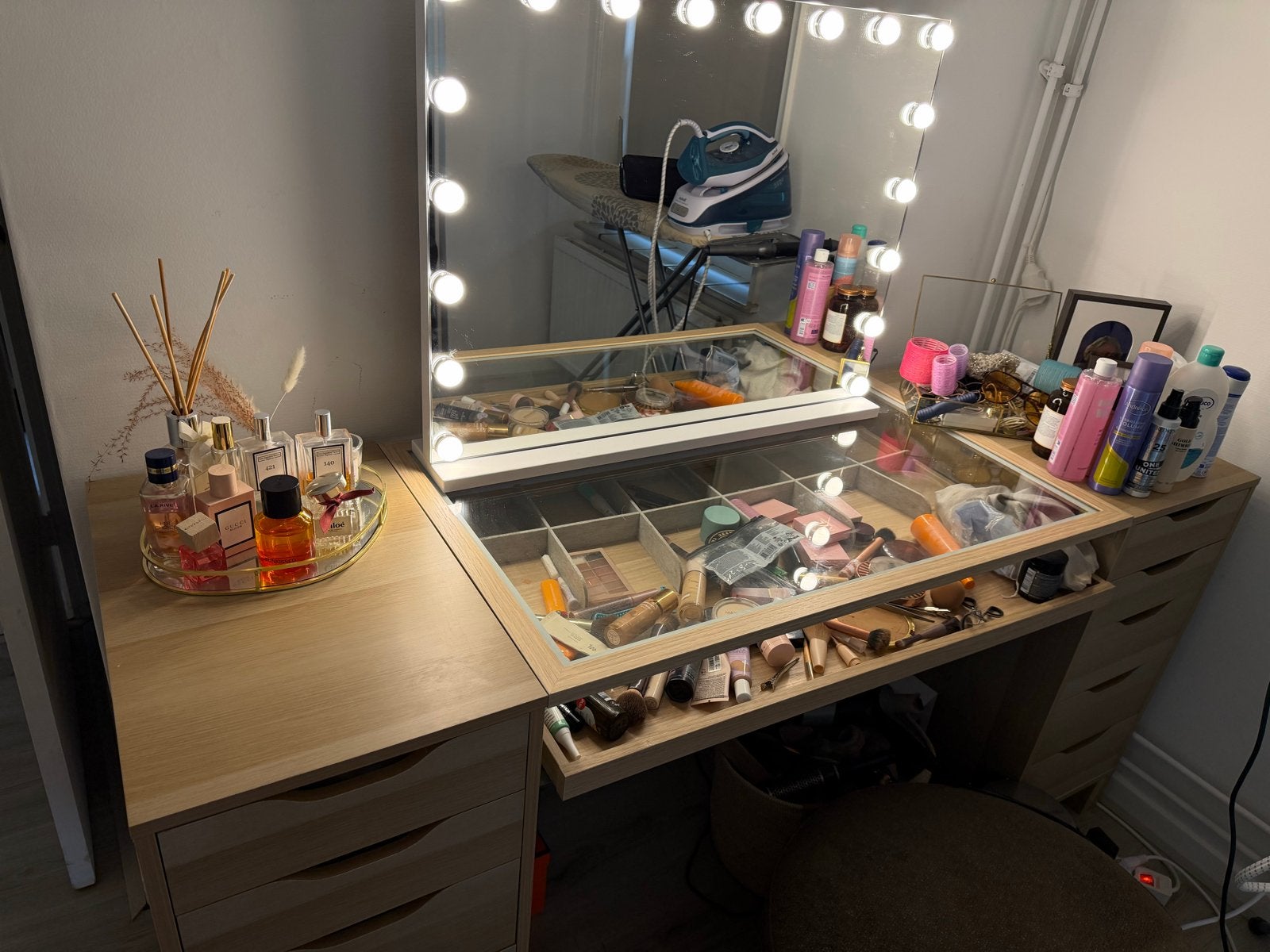 IKEA make-up tafel met spiegel - 6 maanden oud, Huis en Inrichting, Tafels | Kaptafels, Ophalen, Zo goed als nieuw, Hout, 100 tot 150 cm