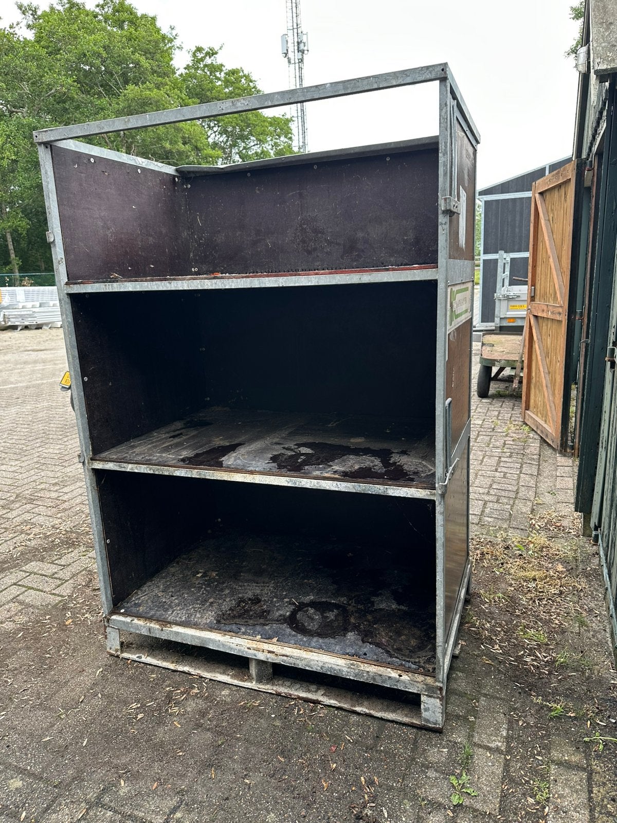Stevige zware kast voor bijv in stal, Ophalen