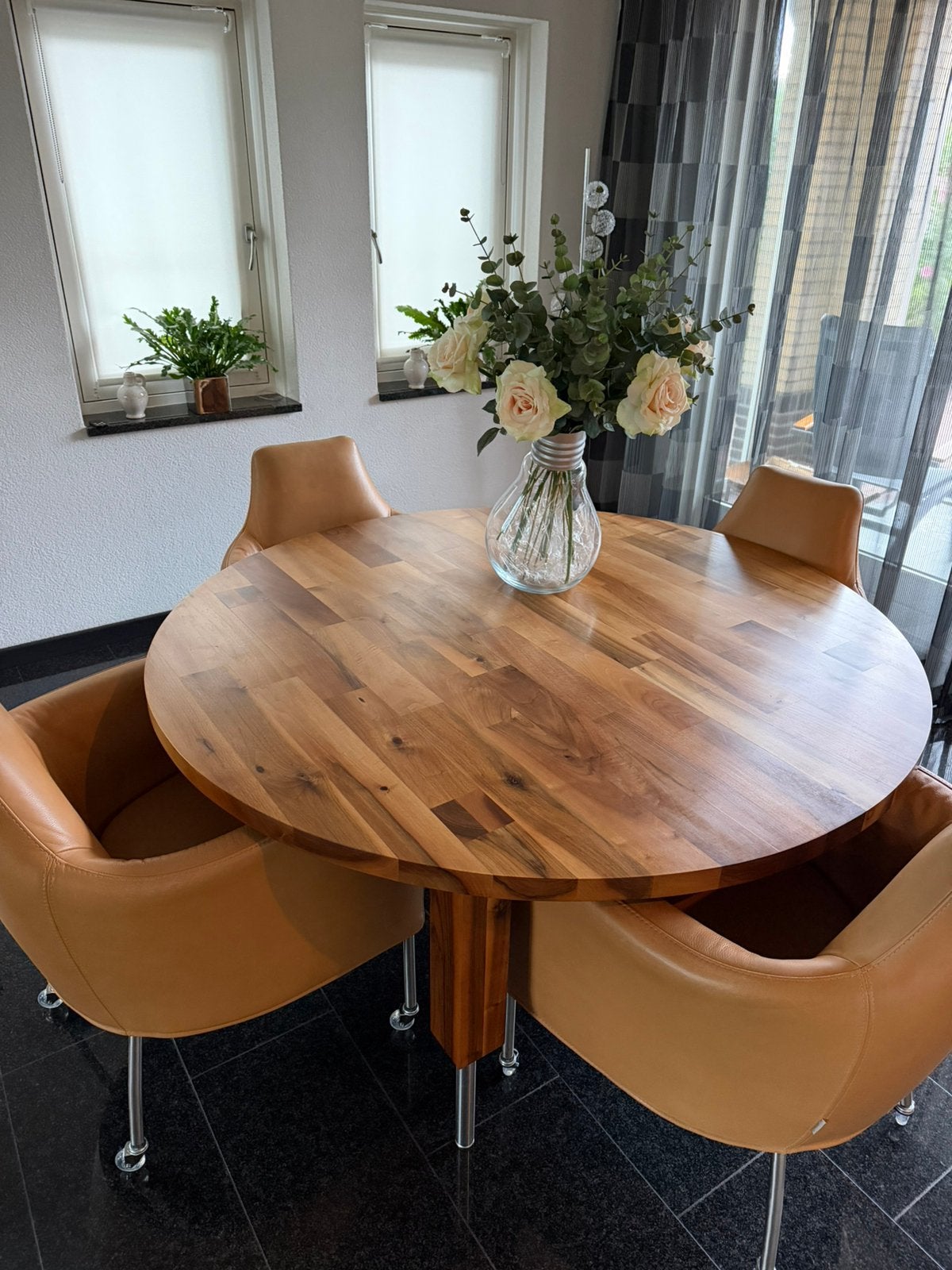 Ronde tafel van een zeer speciale houtsoort, Ophalen, Gebruikt, Rond, Vier personen