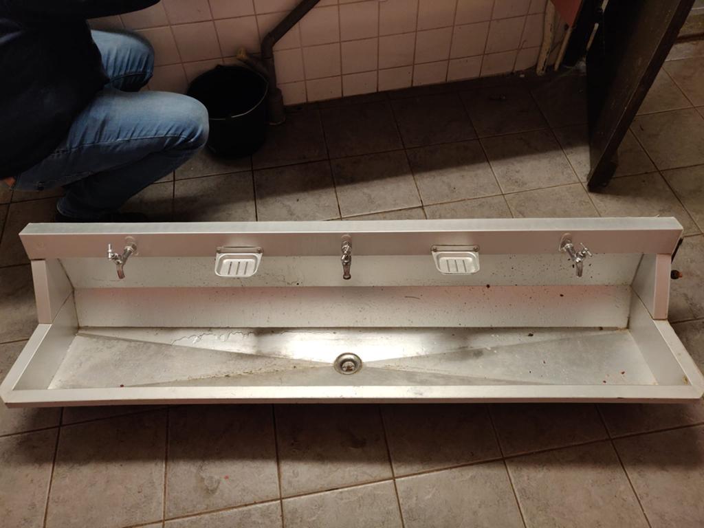 1 Aluminium wastrog met kranen, Ophalen, Gebruikt, Wastafel