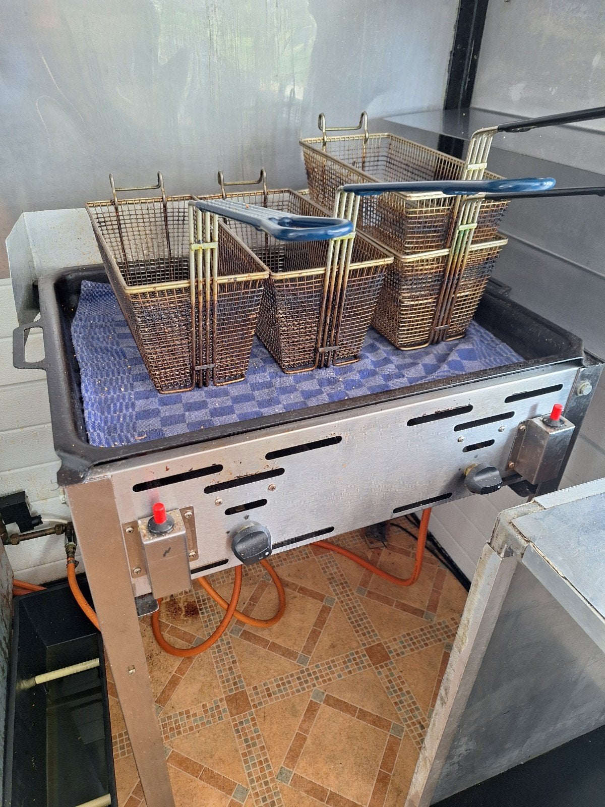 Foto 5 van Foodwagon Frietwagen voor friet snacks en Hamburgers bakken