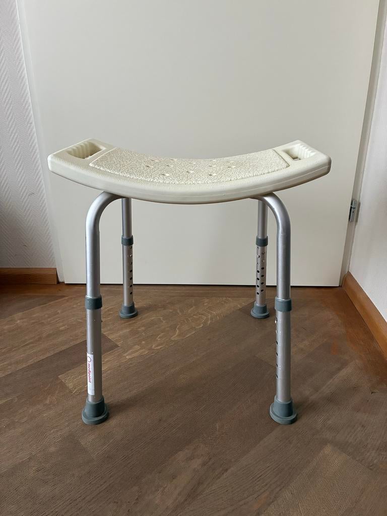 Douche krukje. Merk Invacare., Diversen, Verpleegmiddelen, Ophalen, Zo goed als nieuw