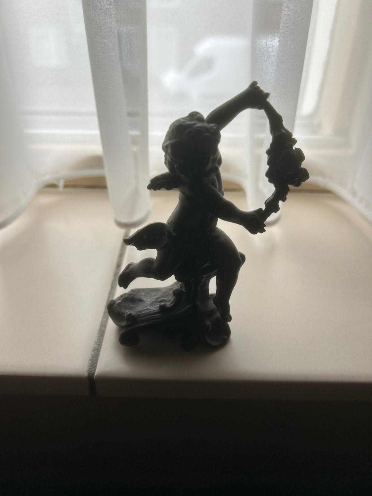 Antiek bronzen beeldje van Cupido met bloemenkrans, Ophalen of Verzenden, Brons