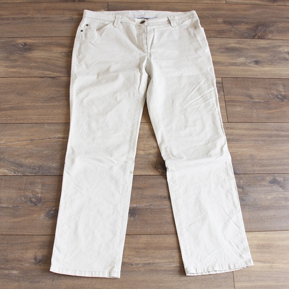 Mooie Brax Broek - 80 (Maat 44) € 40,-, Kleding | Dames, Broeken en Pantalons, Beige, Maat 42/44 (L), Zo goed als nieuw, Lang