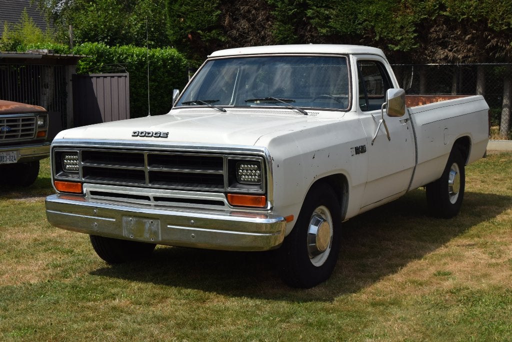 Dodge RAM 250  5.9L V8 360CID 1986, Auto's, Automaat, Achterwielaandrijving, Wit, Blauw