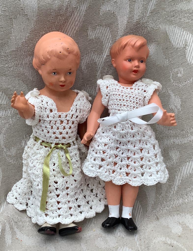 2 vintage zusjes poppen, witte jurkjes, 1 schildpad pop, Verzamelen, Poppen, Ophalen of Verzenden, Zo goed als nieuw, X, Pop