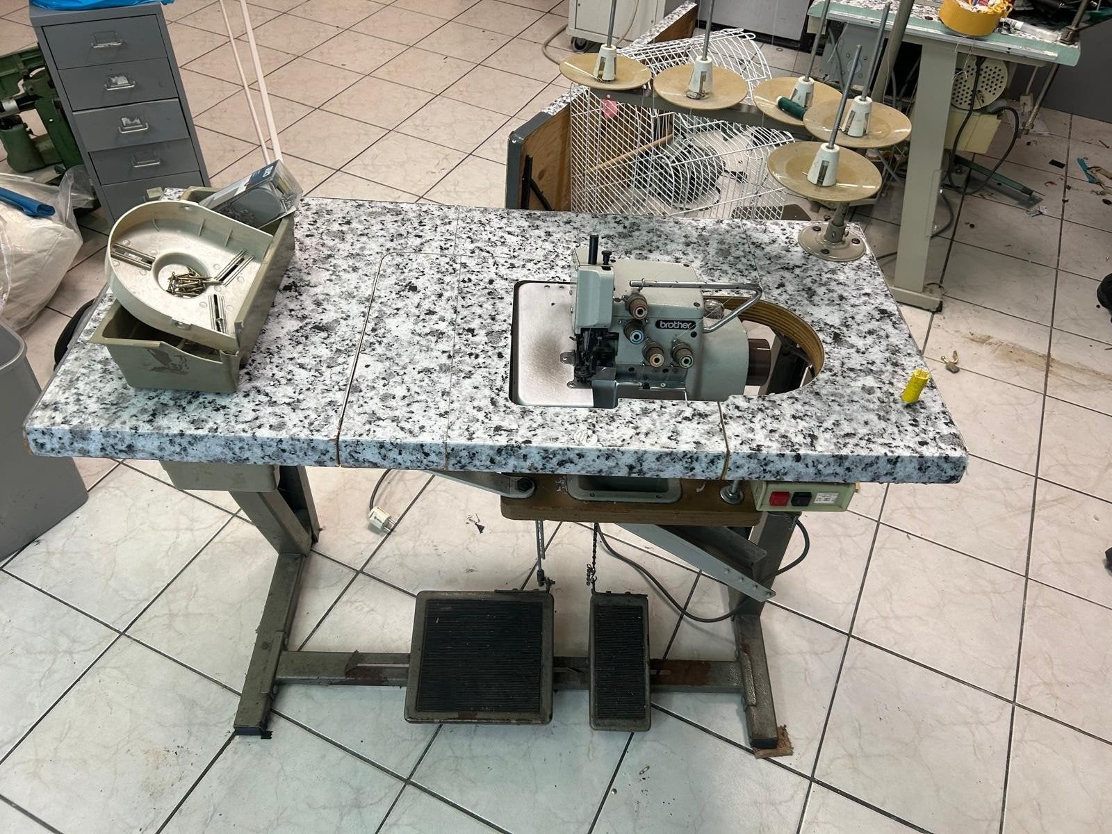 Industriële Brother Lockmachine met Tafel, Hobby en Vrije tijd, Naaimachines en Toebehoren, Ophalen of Verzenden, Gebruikt