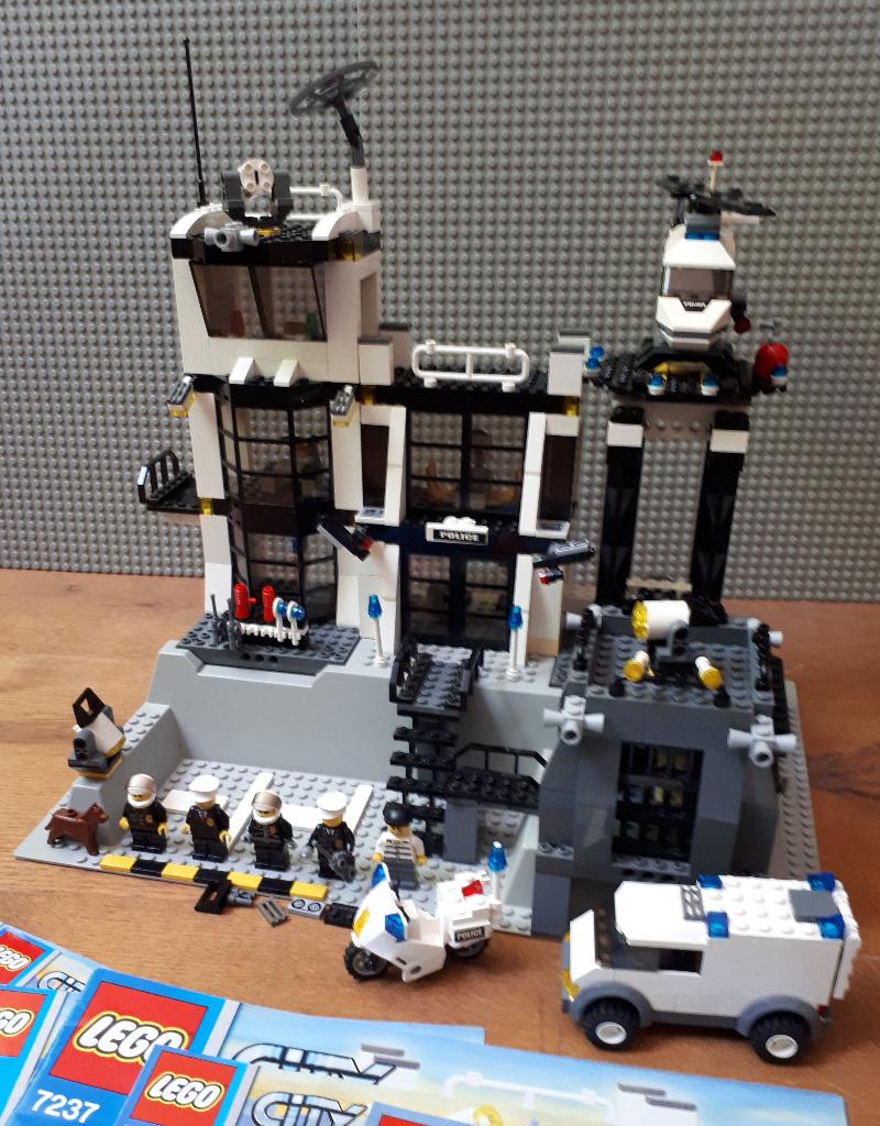 7237 (1) Police Station - WITH Light-Up Minifigure, Kinderen en Baby's, Speelgoed | Duplo en Lego, Ophalen of Verzenden, Gebruikt