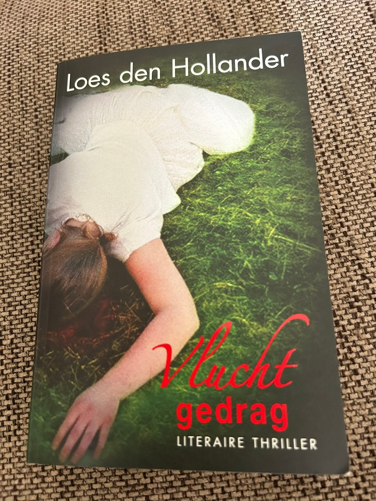 Loes den Hollander boek thriller titel Vluchtgedrag, Ophalen of Verzenden, Zo goed als nieuw, Loes den Hollander, Nederland