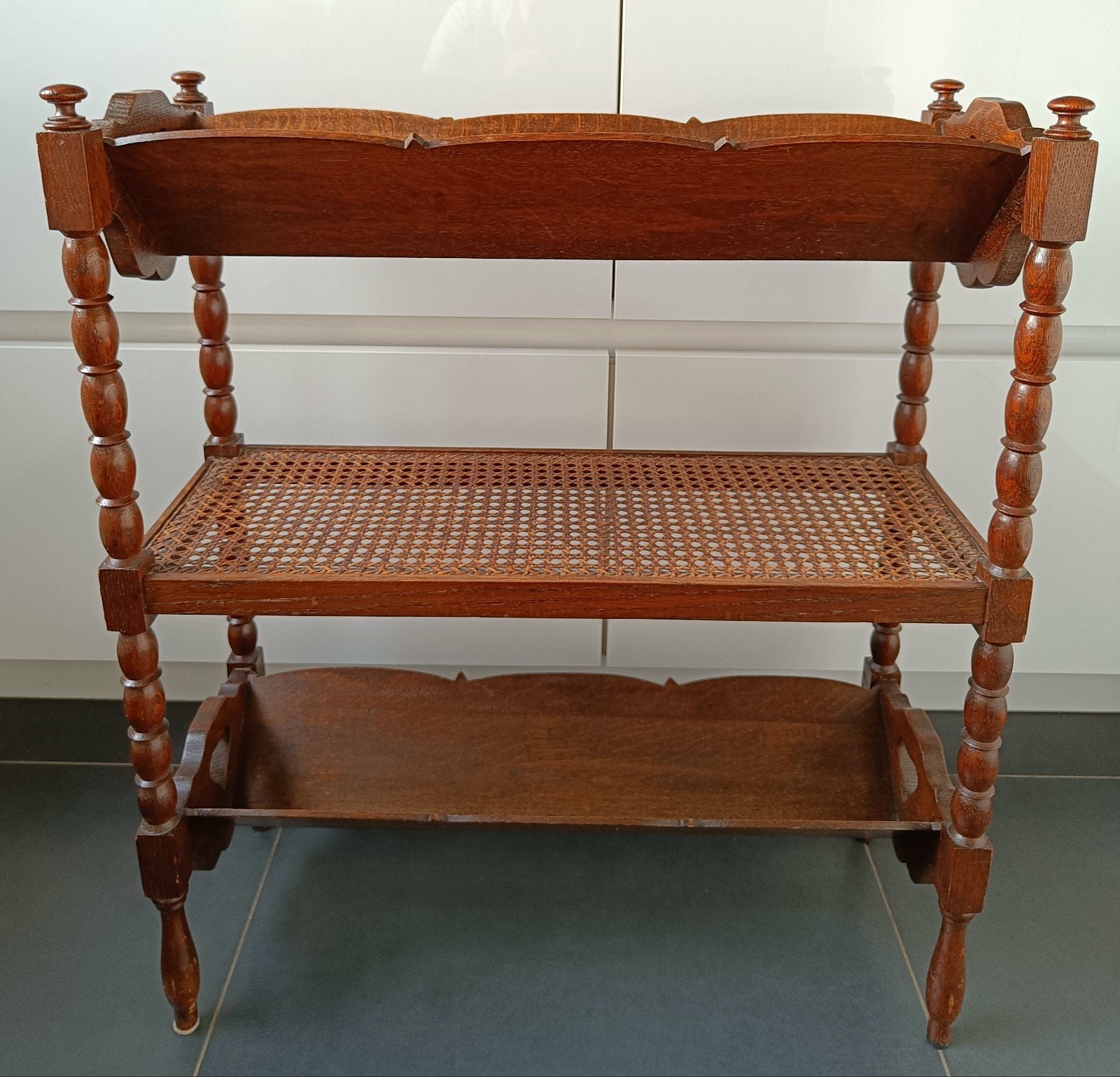 Antieke houten boekenstandaard met rotan details., Ophalen
