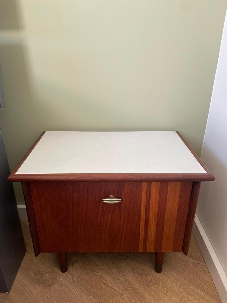 2 Midcentury Nachtkastjes met wit formica topblad, Ophalen, Gebruikt, 45 tot 65 cm, Minder dan 55 cm