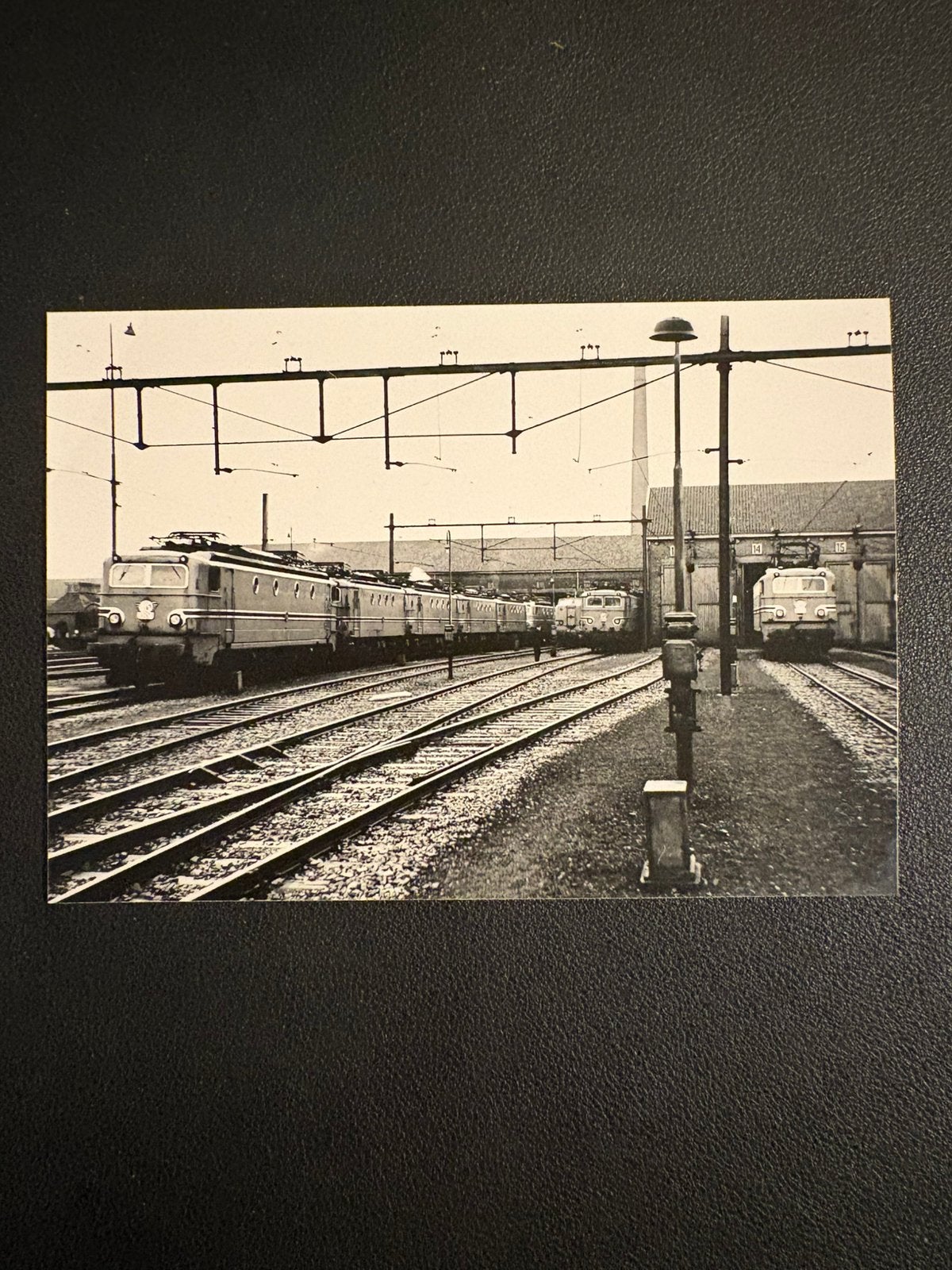 Foto NS 1100 en 1300 te werkplaats Maastricht (1953), Ophalen of Verzenden, Gebruikt, Trein