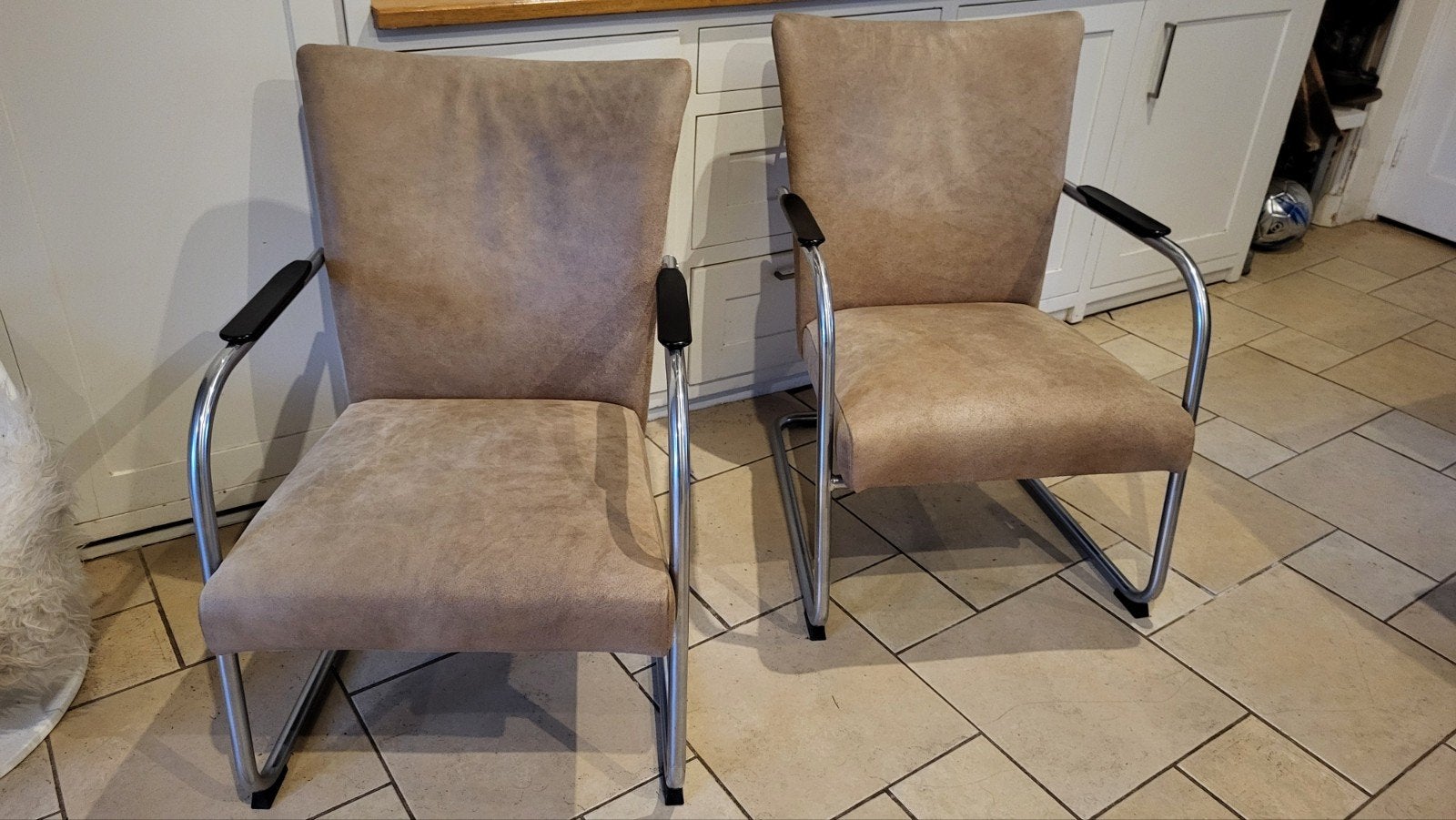 Vintage fauteuils met voetenbankje gemerkt leer

Bieden vana, Ophalen, Gebruikt, 50 tot 75 cm, Leer