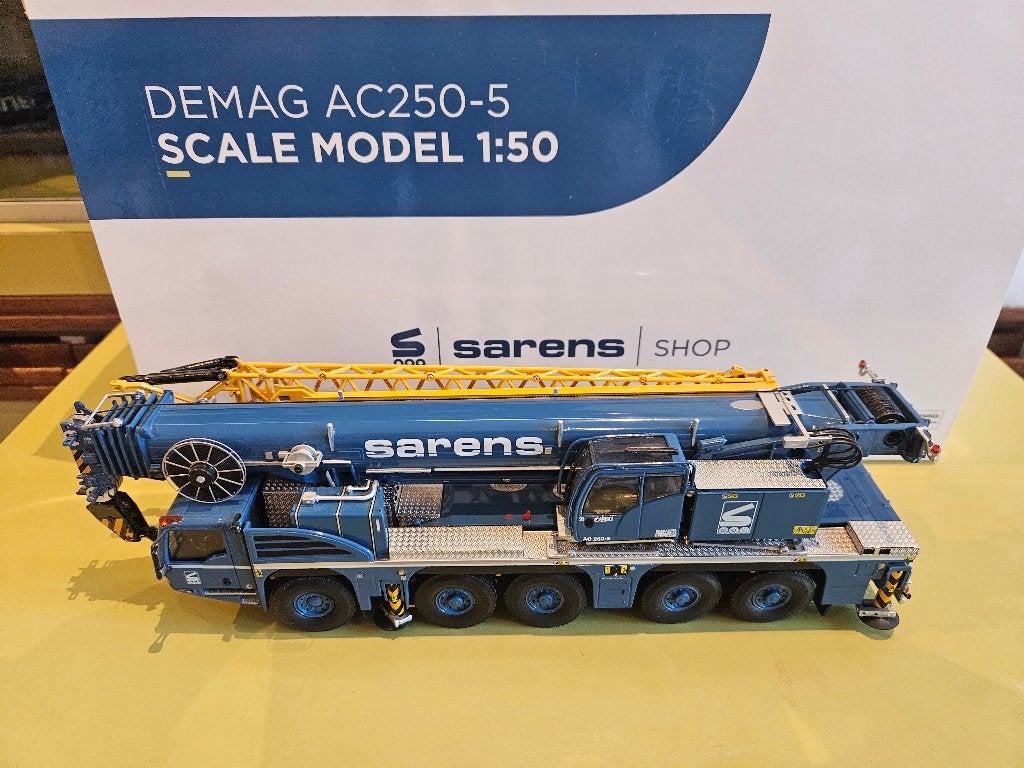 DEMAG AC 250 SARENS, Hobby en Vrije tijd, Modelauto's | 1:50, Ophalen of Verzenden, Zo goed als nieuw, Hijskraan, Tractor of Landbouw