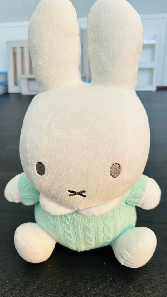 Grote Nijntje knuffel met mintgroen truitje, Ophalen of Verzenden, Zo goed als nieuw