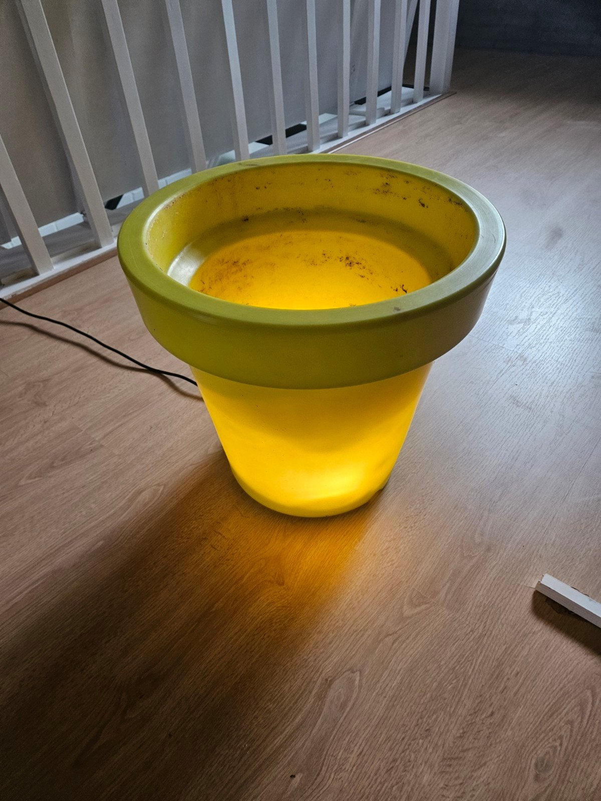 Bloempot met lamp. kleur geel / lime, Ophalen, Kunststof, Gebruikt, 40 cm of meer