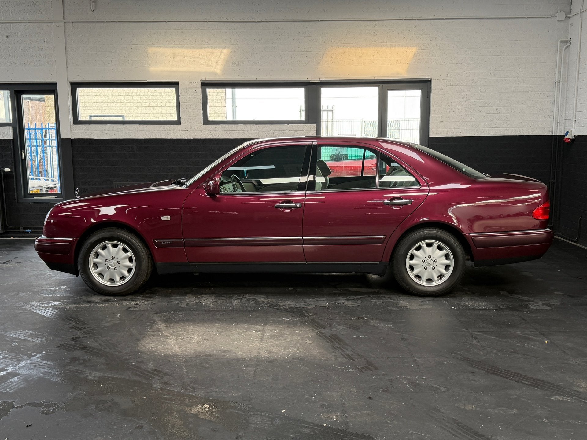 Mercedes-Benz E-klasse 200 Elegance | Airco | Concours staat, Auto's, 1998 cc, Metallic lak, Beige, Mercedes-Benz