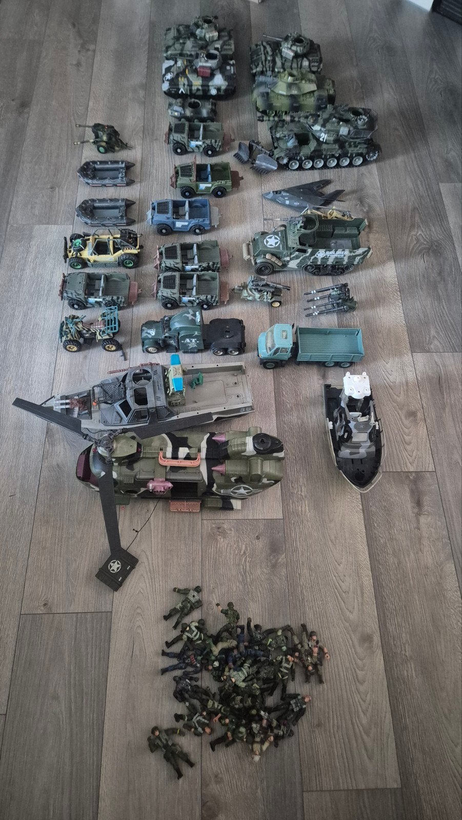 Grote set militaire speelgoedvoertuigen en figuren, Ophalen, Gebruikt
