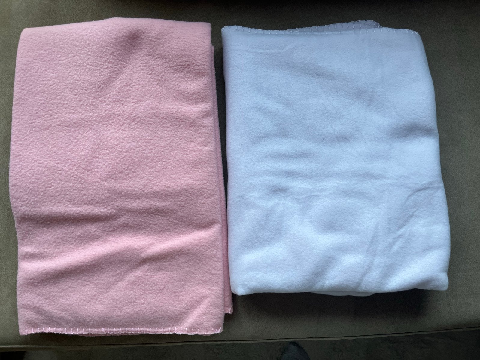 Twee zachte fleece plaids - roze en wit, Ophalen of Verzenden, Zo goed als nieuw, Fleece, Plaid