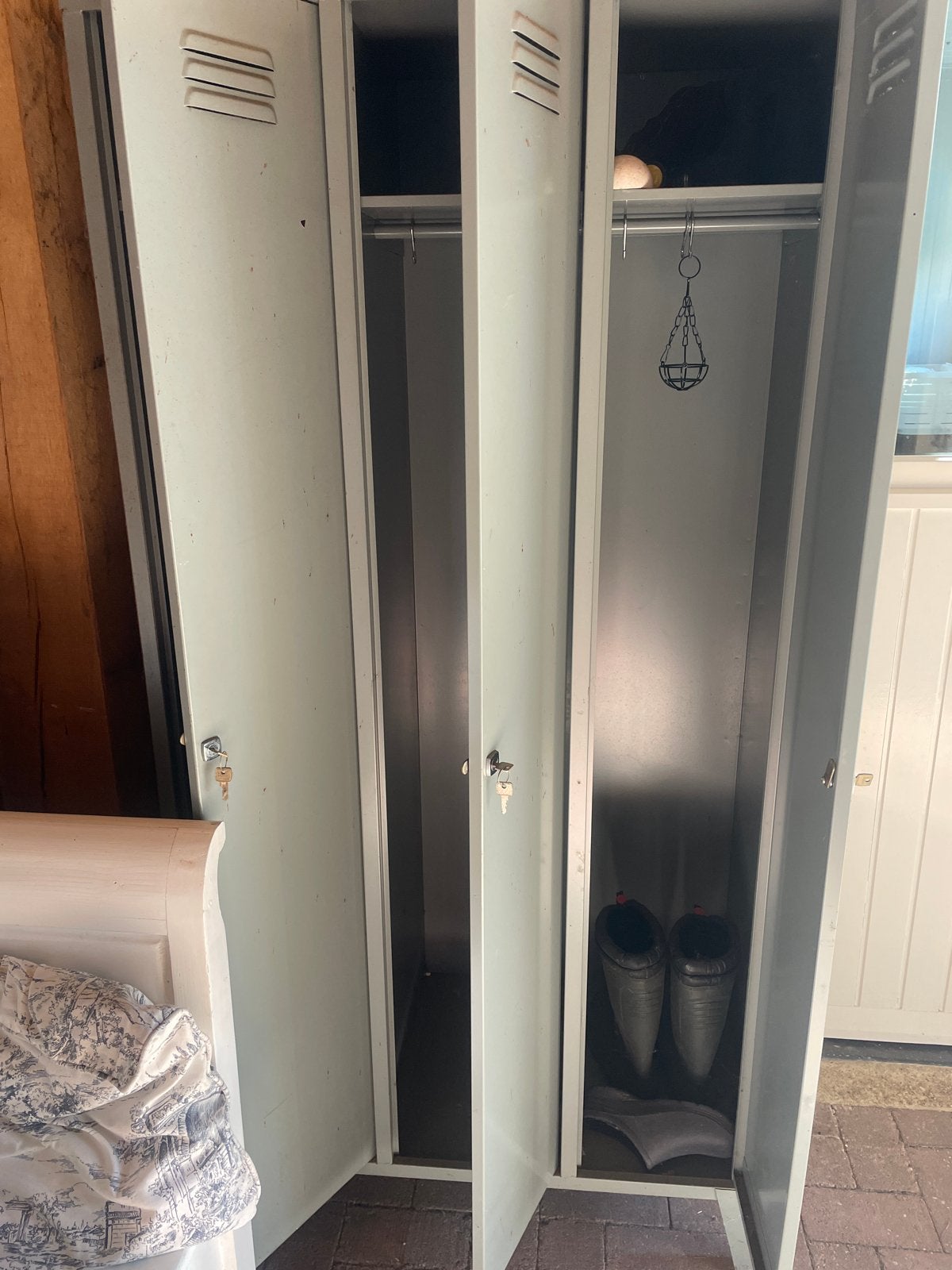 Grijze Drie Deurs Lockerkast - H180 B90 cm, Ophalen, Gebruikt
