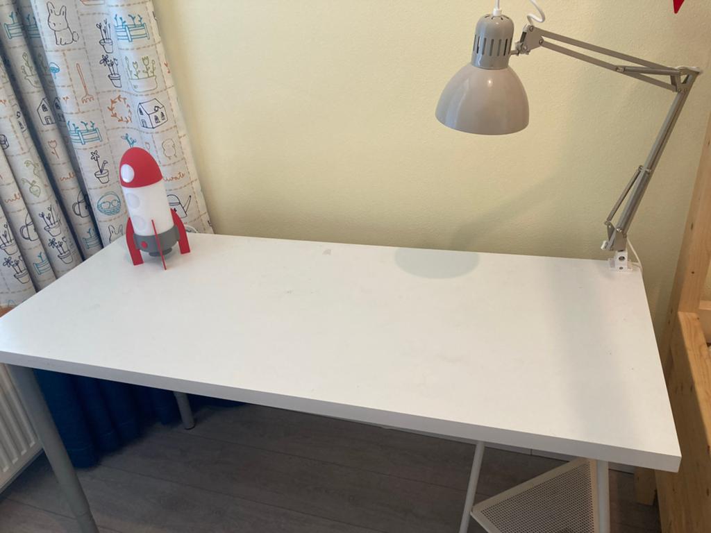 Wit bureau met metalen poten (140x60x73 cm), Kinderen en Baby's, Kinderkamer | Overige Meubels, Zo goed als nieuw, Ophalen