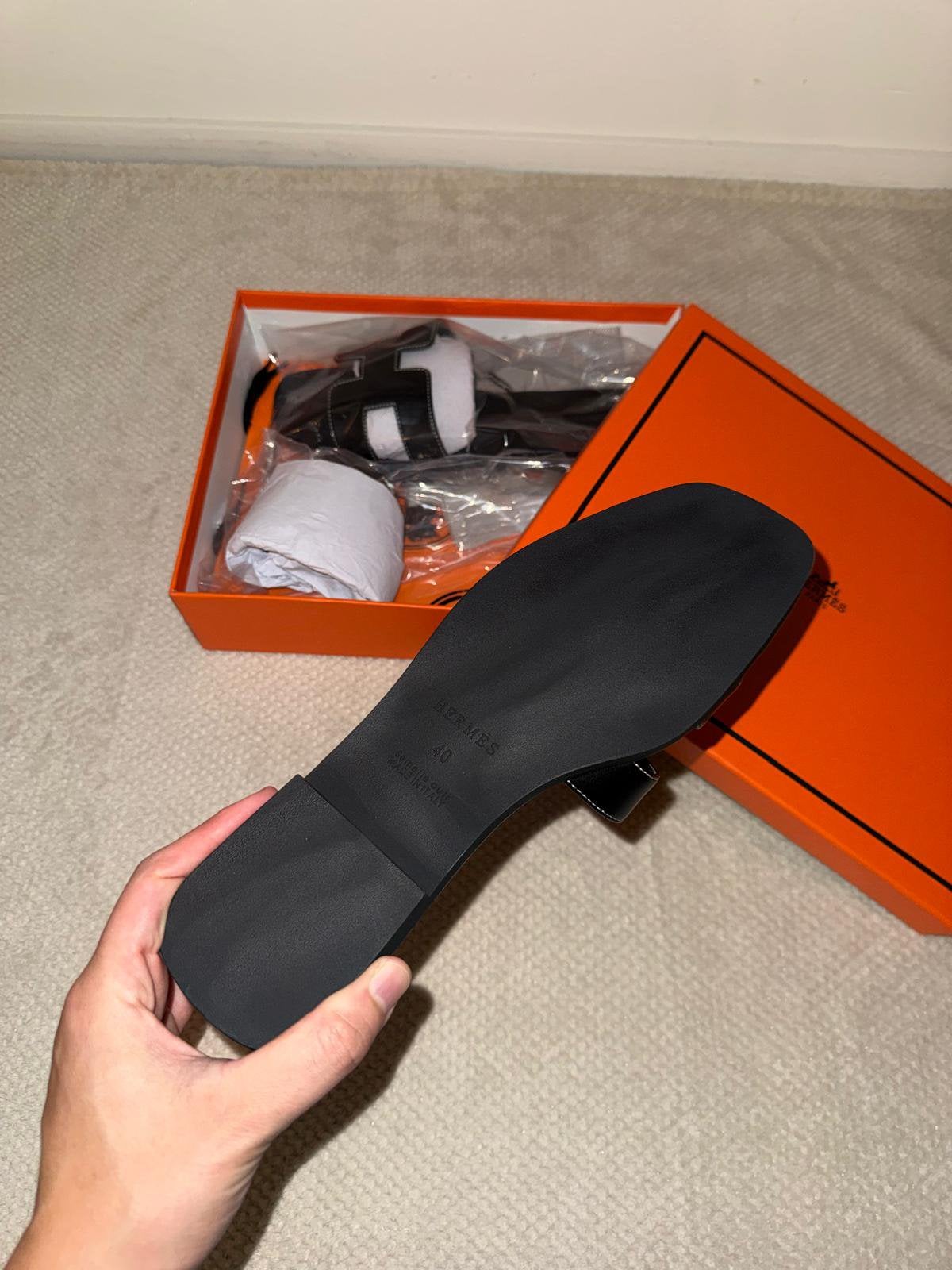 Hermès Oran Sandalen Dames – Zwart/Wit/Bruin 36 tm 40, Kleding | Dames, Schoenen, Ophalen of Verzenden, Zo goed als nieuw, Zwart