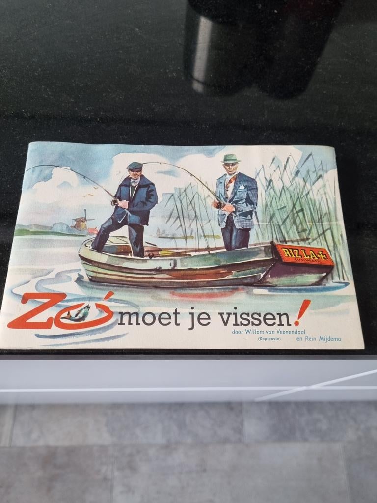 Oud boekje van Rizla vloeitjes met vissenplaatjes., Ophalen of Verzenden, Gelezen
