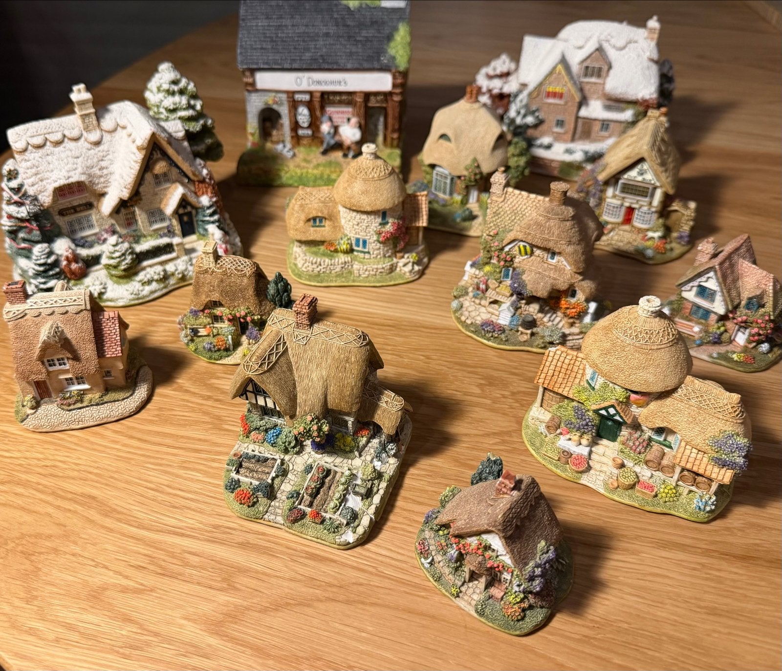 Verzameling van 12 gedetailleerde miniatuurhuisjes, Verzamelen, Ophalen, Gebruikt