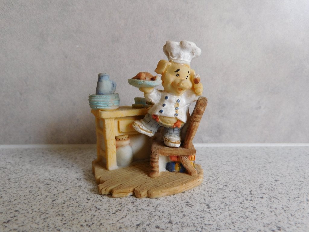 Miniatuur Beeld Kok in Keuken - Stoneware, Ophalen of Verzenden, Gebruikt, Dier