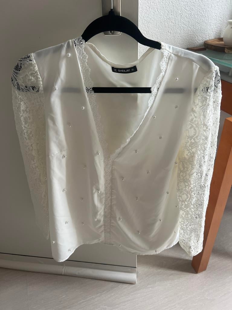 Elegante witte blouse met parels en kanten mouwen, Ophalen of Verzenden, Zo goed als nieuw, Maat 38/40 (M), Wit
