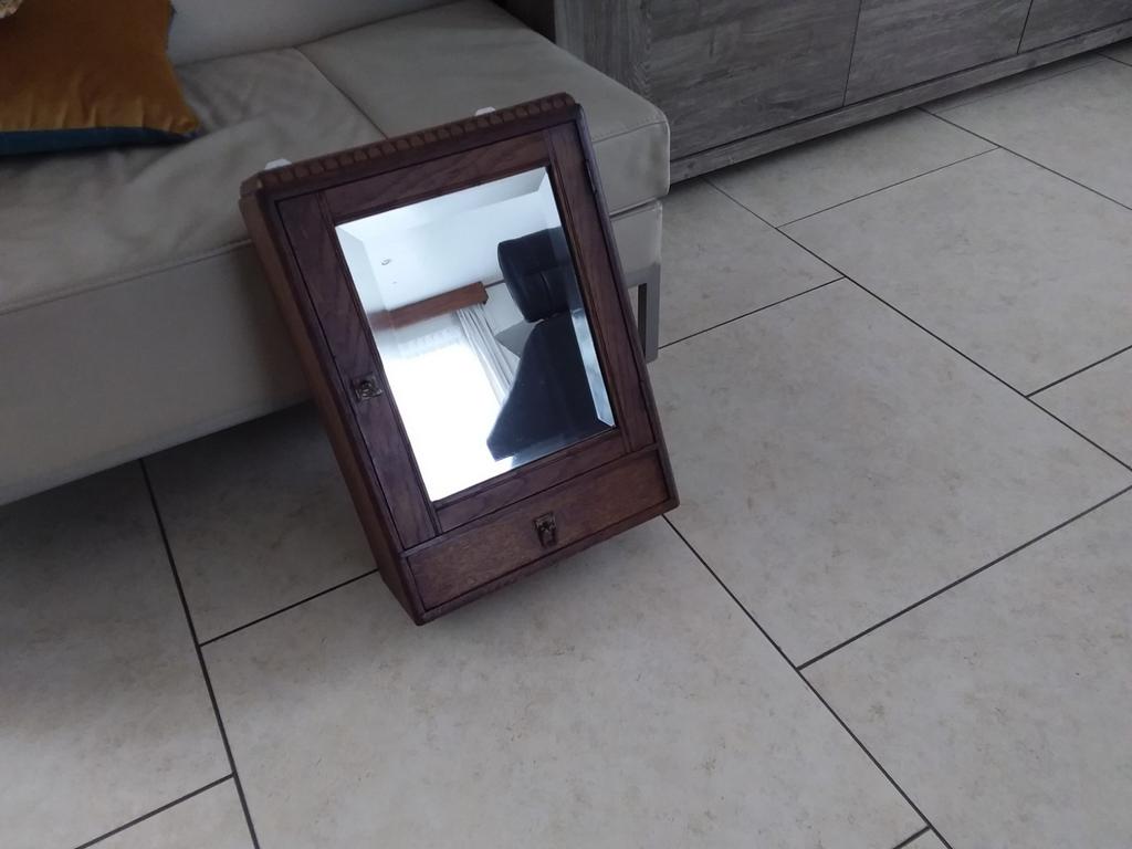 Oud en fijn bewerkt hangkastje met spiegel, Ophalen, Rechthoekig, Minder dan 50 cm