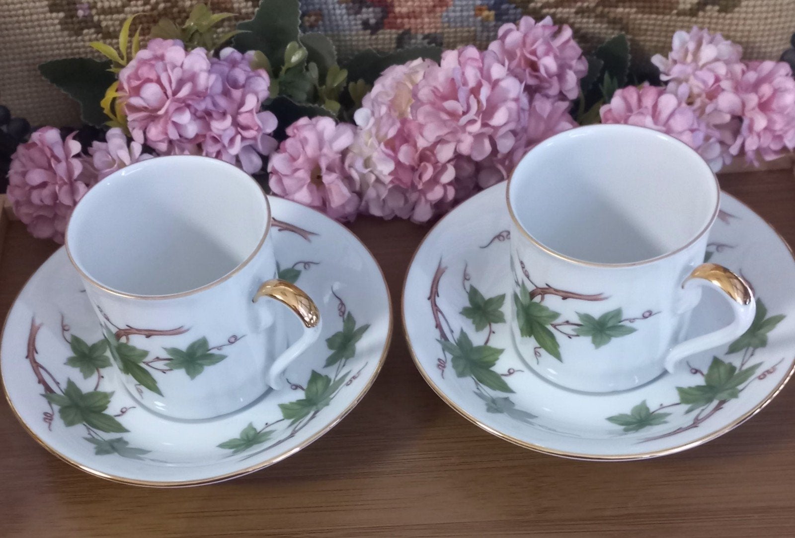 Set van 2 kopjes met schotel, groene druivenranken, Bavaria., Ophalen of Verzenden, Zo goed als nieuw, Overige stijlen, Kop(pen) en/of Schotel(s)