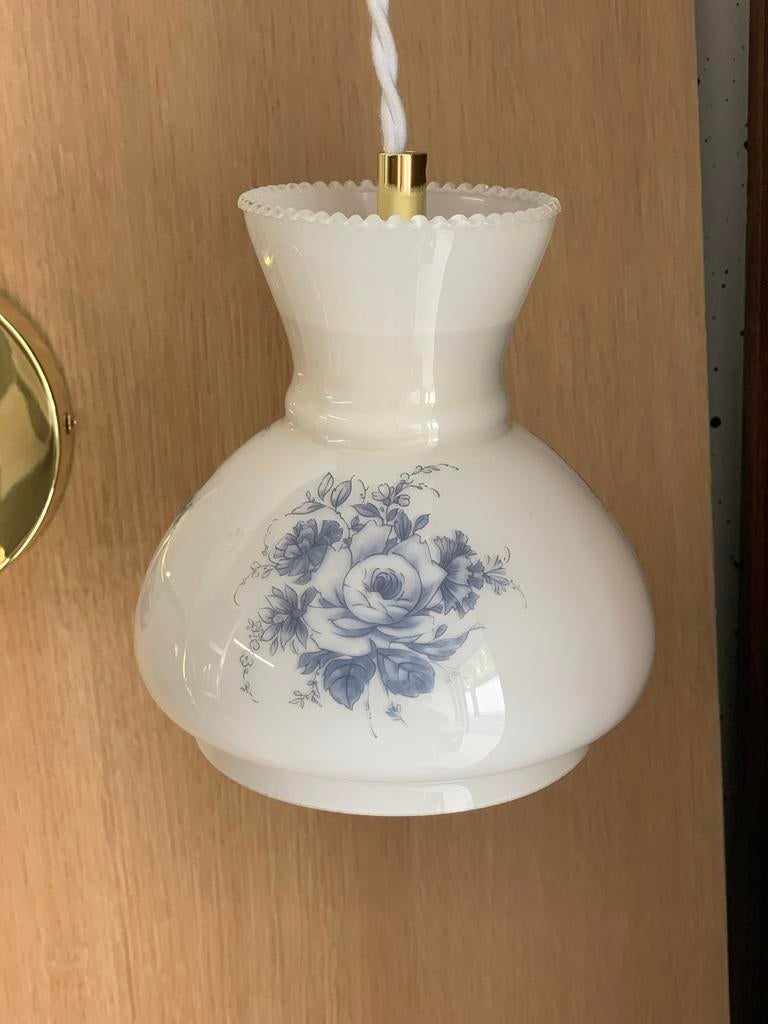 Vintage Opale Glazen lamp kapje met Blauw Bloemenpatroon, Huis en Inrichting, Kasten | Televisiemeubels, Minder dan 50 cm, Gebruikt