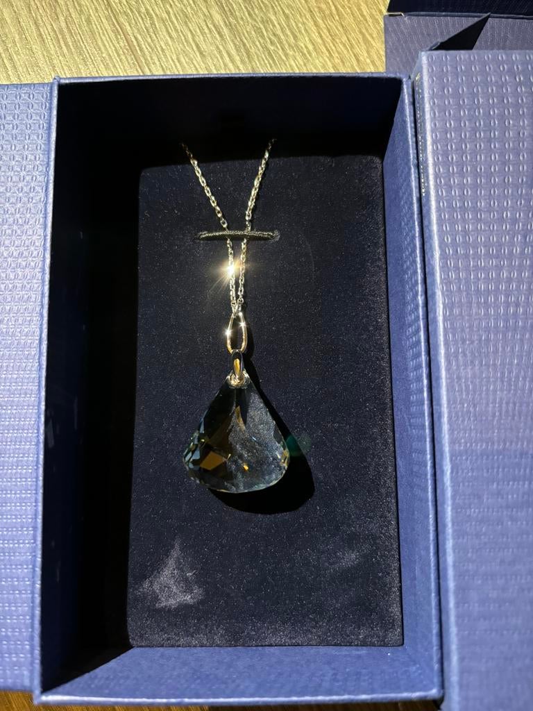 SWAROVSKI LUNAR PENDANT ISAP CRY MOL1035230 NEW/ ONGEDRAGEN, Ophalen of Verzenden, Zo goed als nieuw, Sieraad of Horloge