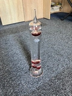 Leuke Galileo thermometer met rode ballen hoogte 32cm, Huis en Inrichting, Draadloos, Glas, Ophalen of Verzenden, Zo goed als nieuw