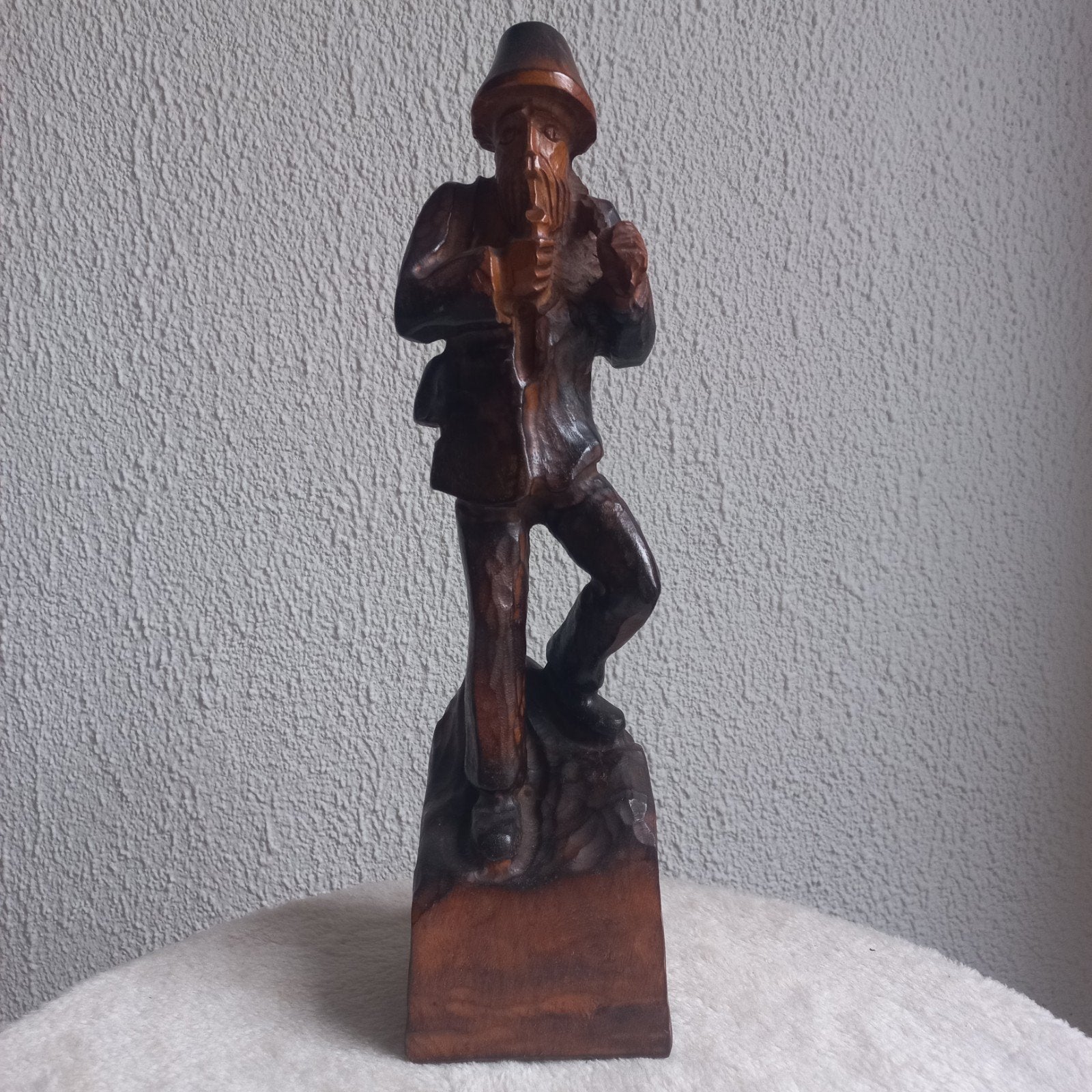 Houten beeld man met pijp en bijl 35 cm, Antiek en Kunst, Kunst | Beelden en Houtsnijwerken, Ophalen of Verzenden