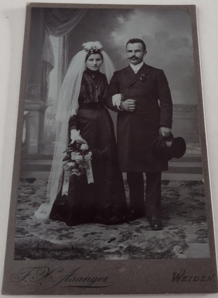 oude foto huwelijk-zwarte trouwjurk, Ophalen of Verzenden, Voor 1940, Gebruikt, Overige onderwerpen