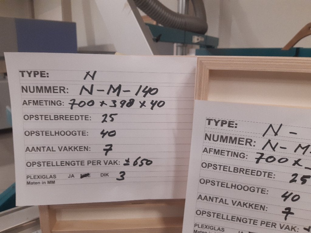 N-Spoor: N-M-140, nieuwe wandvitrine.Vingerhoedjes vitrine, Overige merken, Locomotief, Gelijkstroom of Wisselstroom, Nieuw