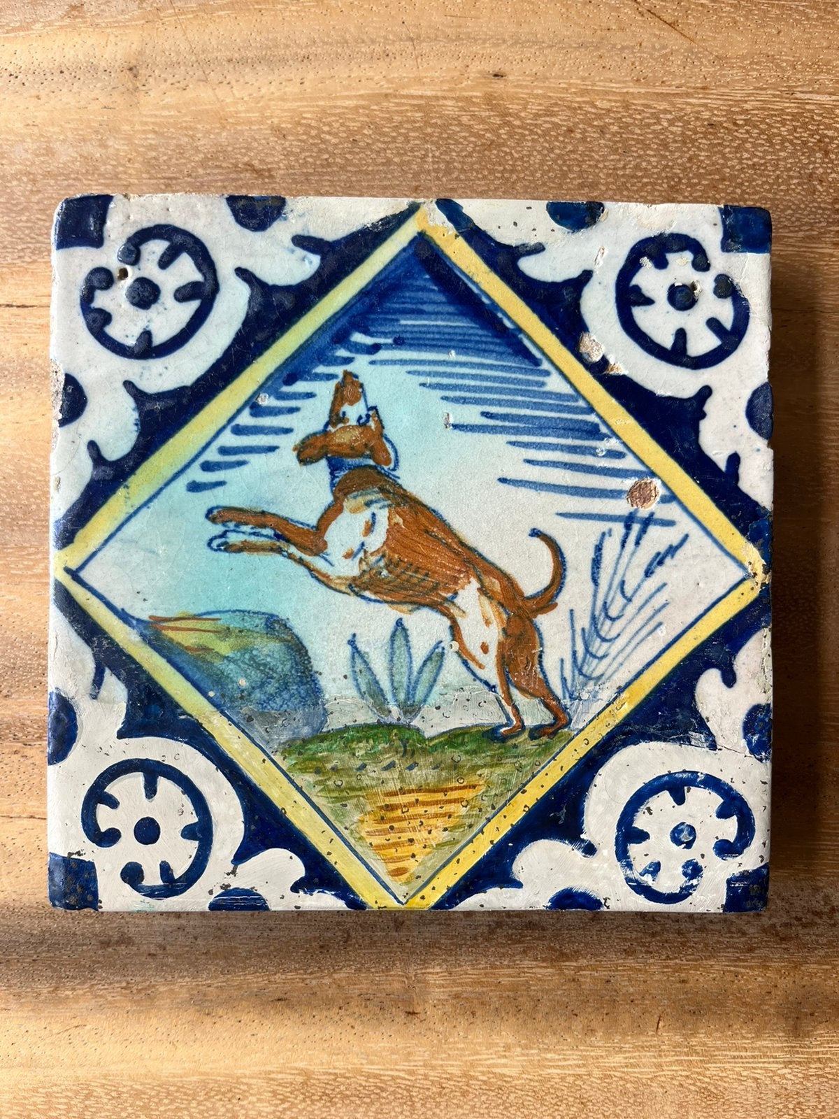 Antieke polychrome Delftse tegel - gerestaureerd, Ophalen of Verzenden