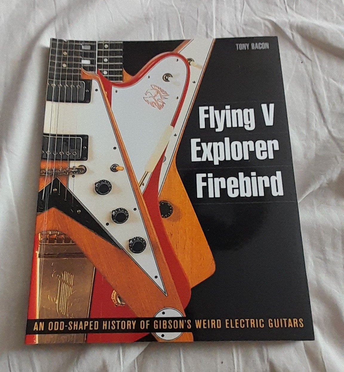 Boek: Flying V Explorer Firebird - Gibson gitaren, Ophalen of Verzenden, Zo goed als nieuw, Instrument, Tony Bacon