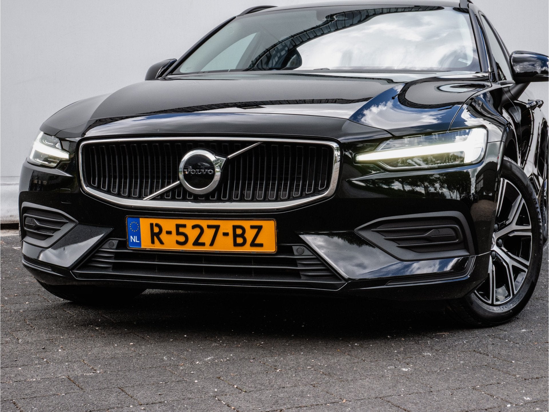 Volvo V60 2.0 B3 Aut. Essential Stuur+stoelverwarming/ Carpl, Auto's, Volvo, Stof, 4 cilinders, 1634 kg, Zwart