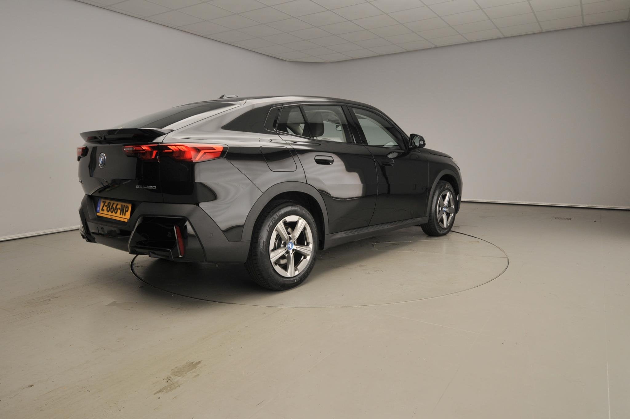 BMW iX2 eDrive20 | LED | Navigatie | Panoramadak | Sportstoe, Auto's, BMW, Dealer onderhouden, Parkeersensor, 750 kg, Met garantie (alle)