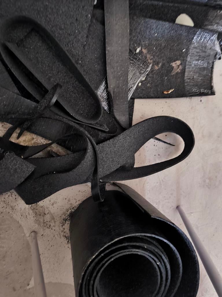 Zwart dakleer, diverse stukken en rollen, Overige materialen, Gebruikt, Zwart, Dakleer