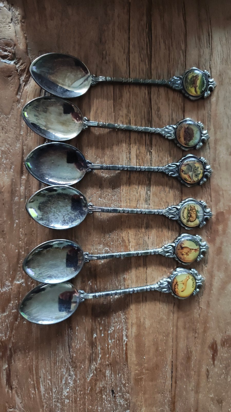 Vintage houten lepelrekje met 6 Australische theelepels, Antiek en Kunst, Ophalen of Verzenden