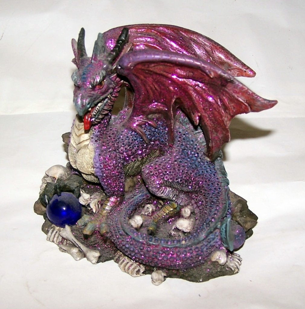 Paarse Draak Beeldje met Kristal en Schedels. Nieuw., Verzamelen, Ophalen of Verzenden, Nieuw, Fantasy