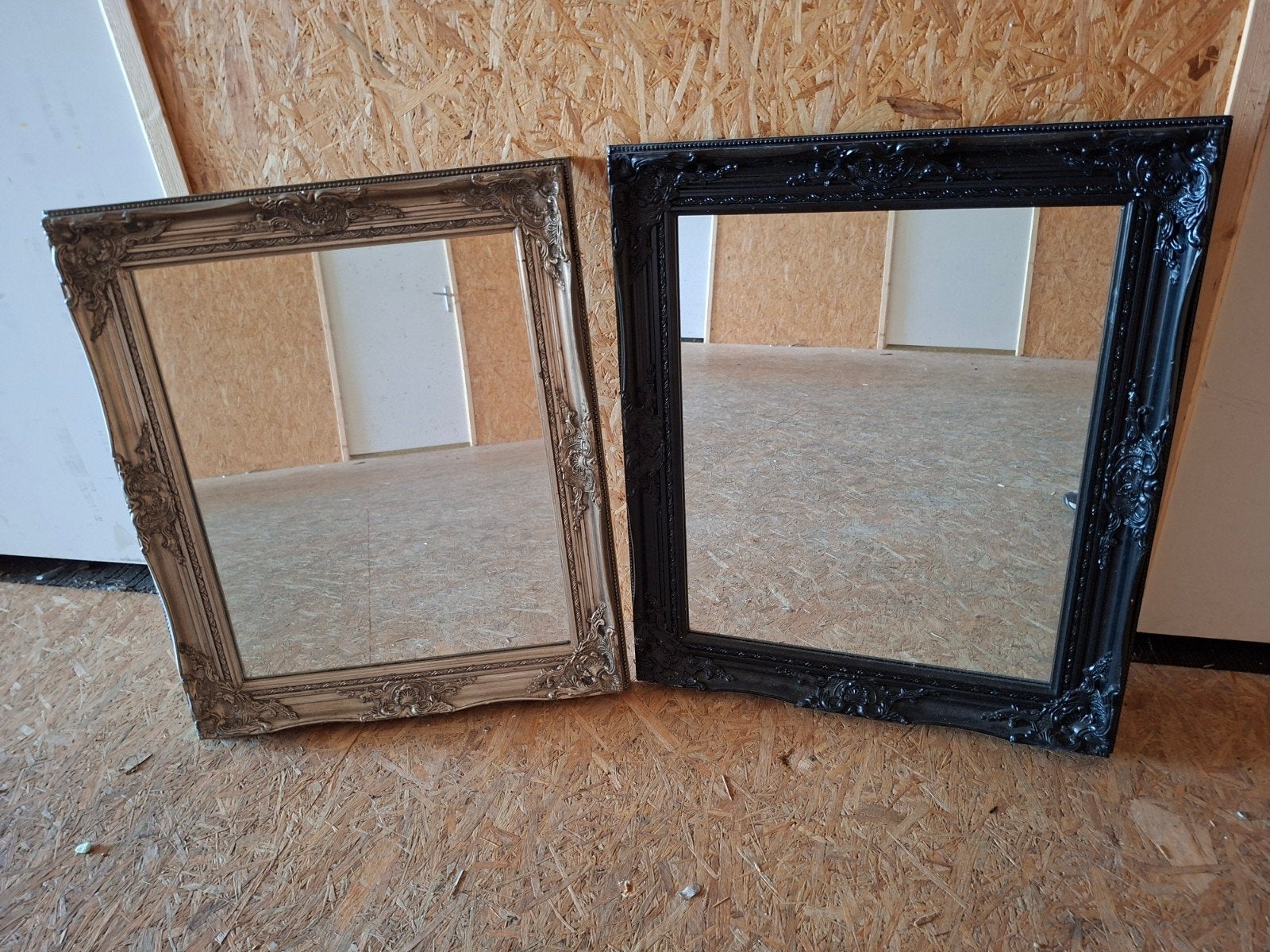 2 grote spiegels met brocante lijst 60.x 70 cm, Ophalen, Gebruikt, Vierkant, Nvt