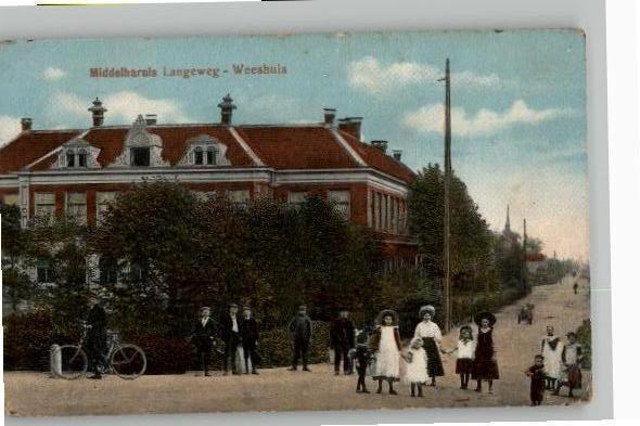 Middelharnis Langeweg Weeshuis met volk, Verzamelen, Ansichtkaarten | Nederland, Verzenden, Voor 1920, Ongelopen, Zuid-Holland