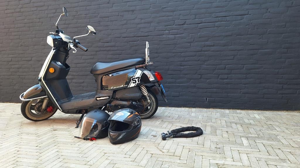 Sym Tonik  scooter - Zwart, inclusief 2 helmen, Fietsen en Brommers, Scooters | SYM, Gebruikt, Overige modellen, Ophalen of Verzenden
