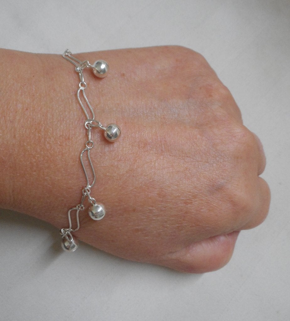 Zilveren armbandje met bedel belletjes nr.152, Verzenden, Zo goed als nieuw, Met bedels of kralen, Zilver