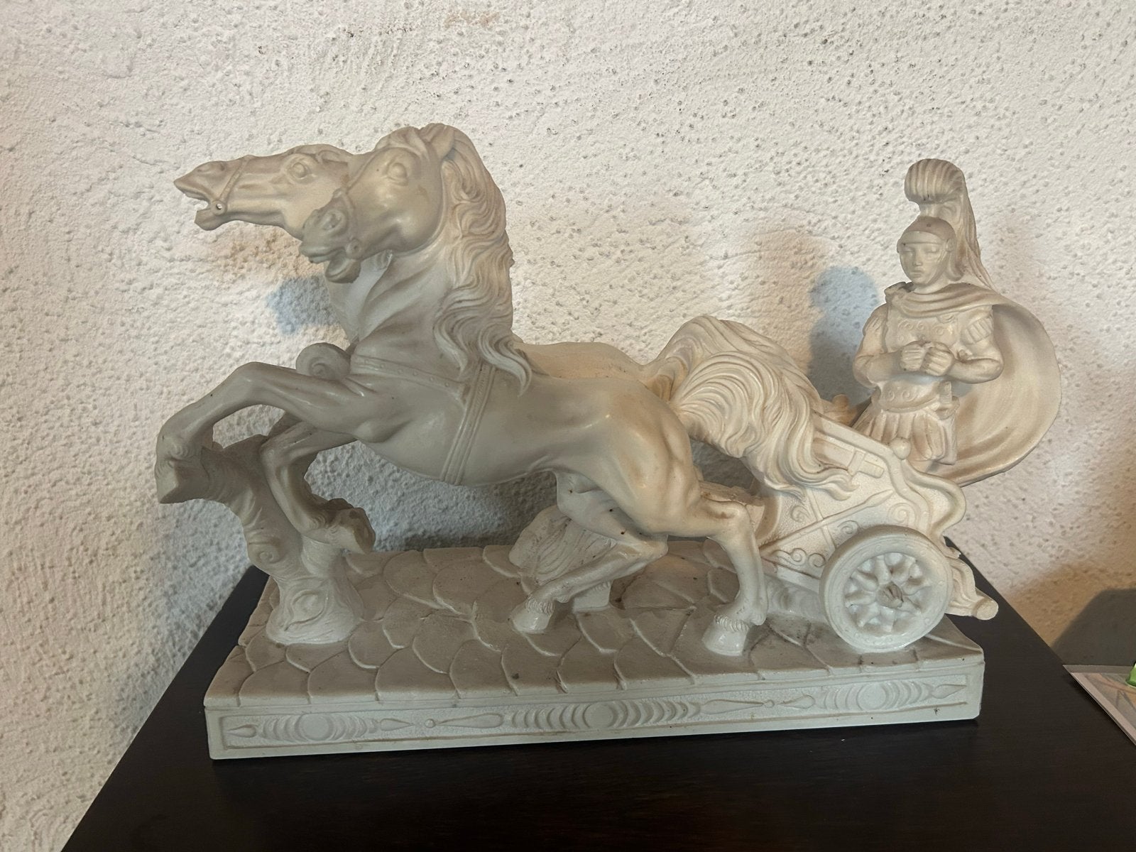 Antiek beeld Romeinse strijdwagen met paarden, Ophalen of Verzenden, Handgemaakt, 20 - 50 cm, Steen of Keramiek